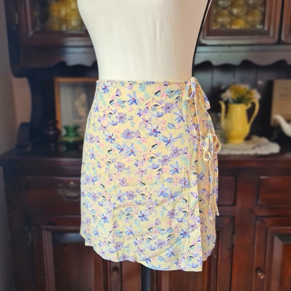 GB Yellow Pastel Floral Mini Skirt size Small
